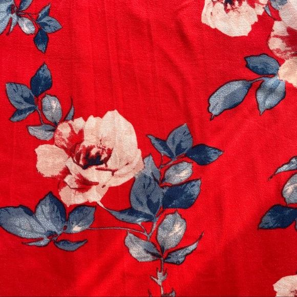 Floral Red Dress with Criss-cross Front V-neck - Picture 4 of 9
